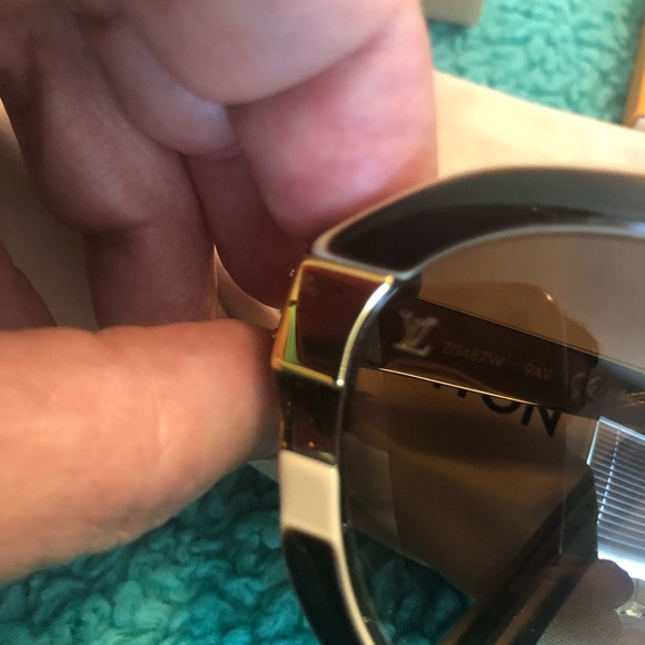 Authentic Women’s Louis Vuitton Sunglass - Picture 4 of 15